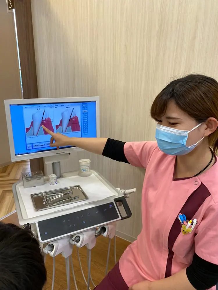 モニターで説明する歯科衛生士