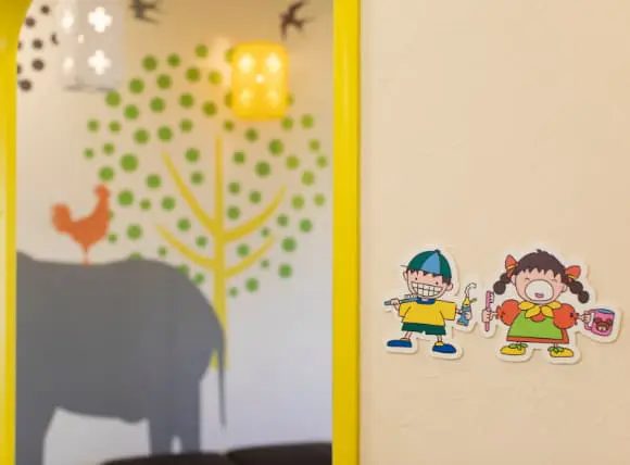 動物と木の壁面アート